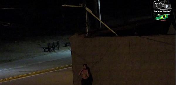  Casal é flagrado pela câmera de segurança da praia. ( Vídeo completo no xvideos red )